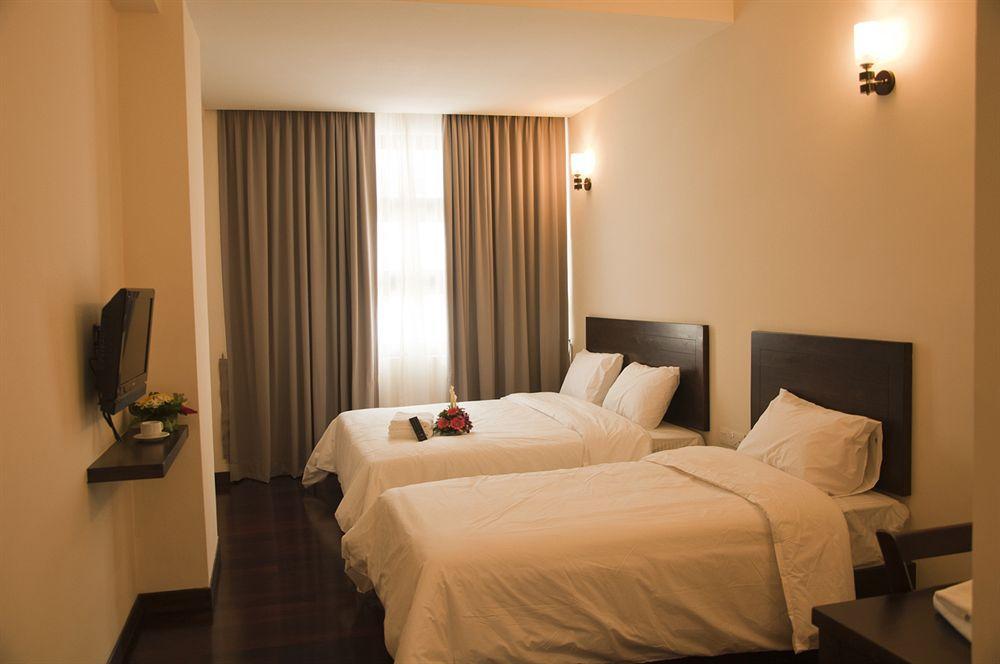 Travelodge Chinatown 4*
