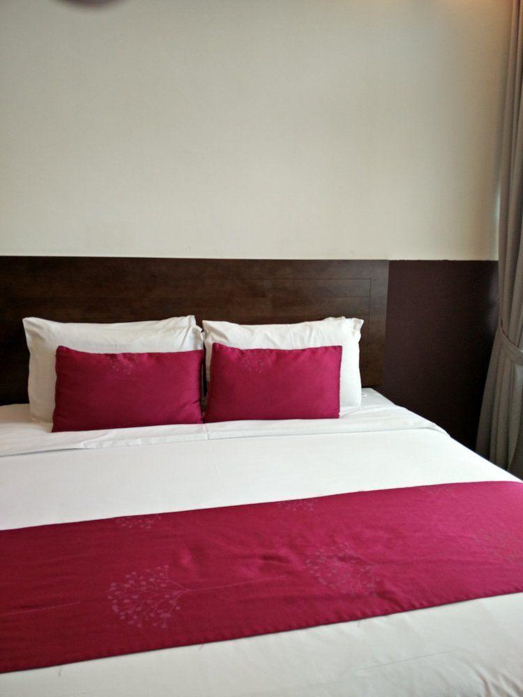 Travelodge Chinatown 4*