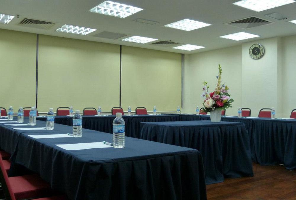 Travelodge Chinatown 4*