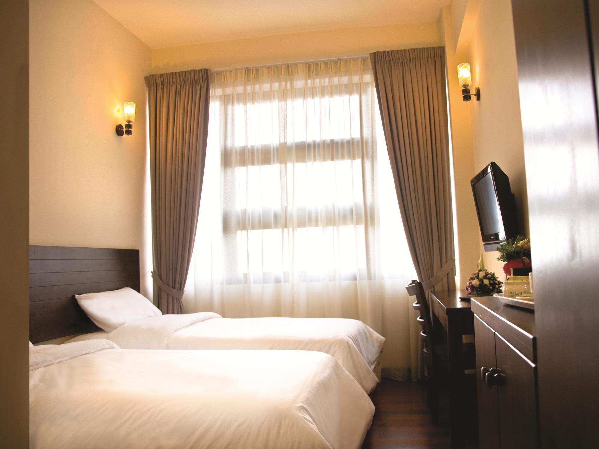 Travelodge Chinatown Hotel 4*